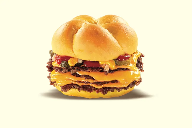 Cheeseburger : smash Black Angus, cheddar américain, pickles, oignons, ketchup, moutarde