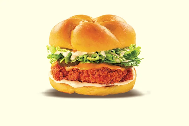 White Chicken : poulet crispy, salade, cheddar américain, pickles, mayo lemon