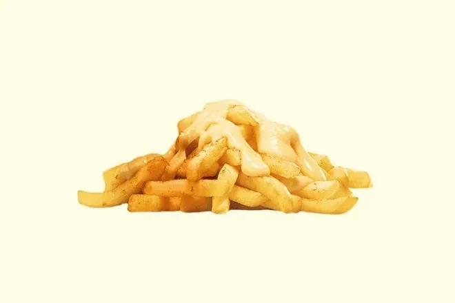Frites maison nappées de sauce cheddar